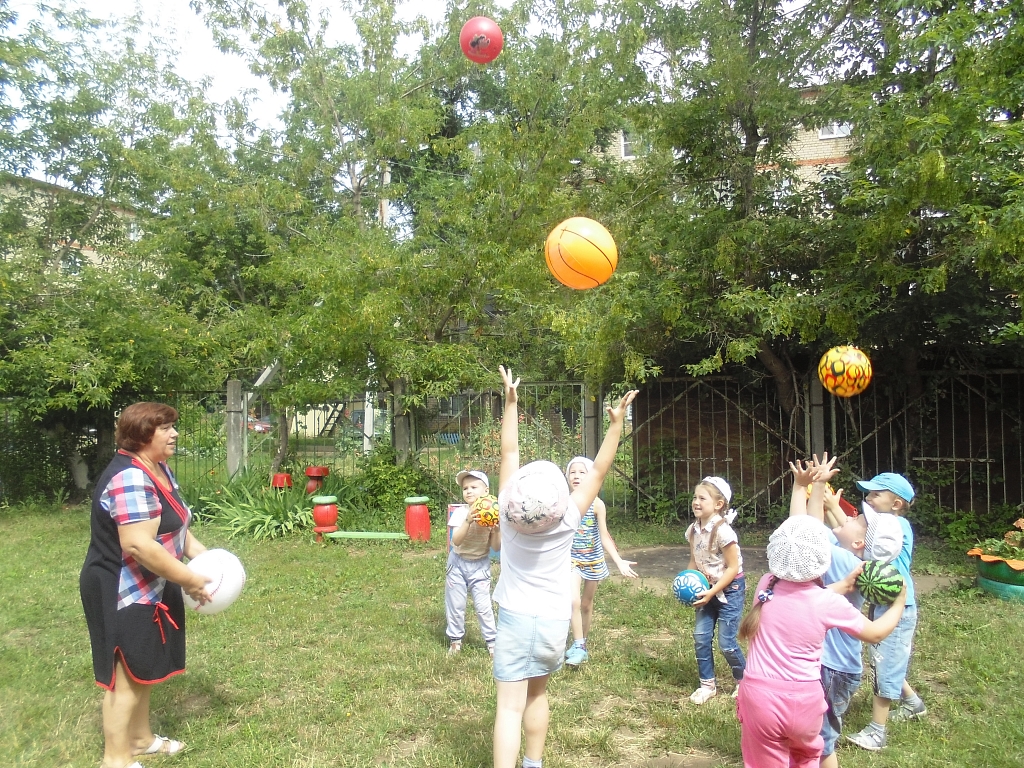 Игра мой веселый звонкий. Конкурсы с мячом для детей на природе. Игра с мячом в садике на улице. Игра попади в мяч. Тематический день день мяча в детском.